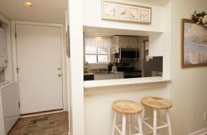 Kuchyň nebo kuchyňský kout v ubytování Sandpiper Cove Unit1064
