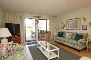 TV a/nebo společenská místnost v ubytování Sandpiper Cove Unit1064