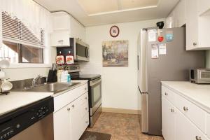 Kuchyň nebo kuchyňský kout v ubytování Sandpiper Cove Unit1064