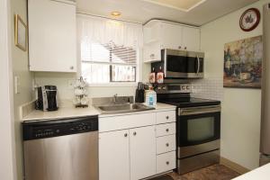 Kuchyň nebo kuchyňský kout v ubytování Sandpiper Cove Unit1064