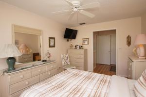 Postel nebo postele na pokoji v ubytování Sandpiper Cove Unit1064