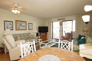 TV a/nebo společenská místnost v ubytování Sandpiper Cove Unit1064