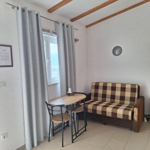 salon z kanapą, stołem i krzesłem w obiekcie Studio apartman Vera w Ražancu