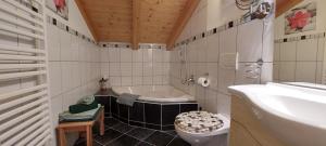 Koupelna v ubytování Landhaus Müller