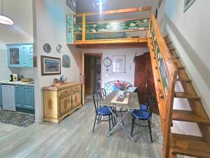 a room with a table and chairs and a bunk bed at Sogno sul mare in Stintino