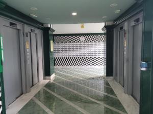 einen Flur mit grünen und weißen Wänden und Fliesenboden in der Unterkunft Apartment on the beach Paraiso Playa, Sea Views in Playa Paraiso