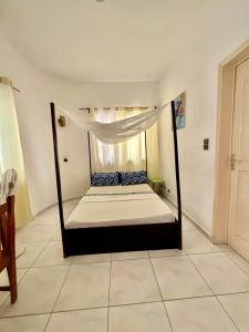 Postel nebo postele na pokoji v ubytování Guesthouse Cocotiers Cotonou