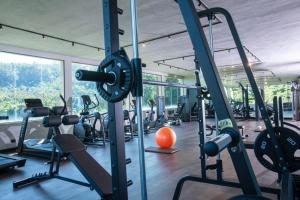 una palestra con molti tapis roulant e macchine di Bendito Cacao Family Resort ad Águas de Lindóia