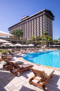 un hotel con piscina, sedie a sdraio e un edificio di Bendito Cacao Family Resort ad Águas de Lindóia