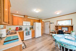 Warm and Inviting Family Home - 2 Mi to Golf Course!的厨房或小厨房