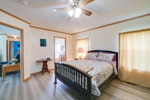 McEwenWarm and Inviting Family Home - 2 Mi to Golf Course!的带床和吊扇的卧室