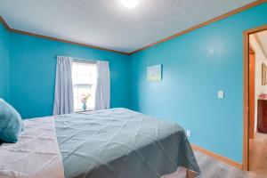 Warm and Inviting Family Home - 2 Mi to Golf Course!客房内的一张或多张床位