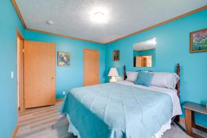 Warm and Inviting Family Home - 2 Mi to Golf Course!客房内的一张或多张床位
