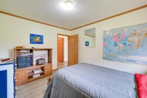 Warm and Inviting Family Home - 2 Mi to Golf Course!客房内的一张或多张床位