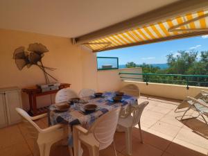 Balkón alebo terasa v ubytovaní Spacieux 44m² climatisé avec terrasse, 2 pièces, cabine, Wifi, proche plage - FR-1-472A-266