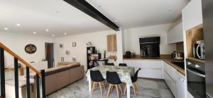 una cucina e una sala da pranzo con tavolo e sedie di Villa Papillons Narbonne Centre a Narbonne