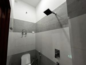 a small bathroom with a toilet and a shower at Shree Radha Vallabh Palace 800 m from Prem Mandir in Vrindāvan +98 photos
