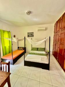 Postel nebo postele na pokoji v ubytování Guesthouse Cocotiers Cotonou