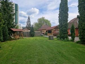 a yard with a house and a gazebo at CASA BOTIMI in Covasna