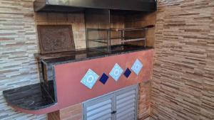 a building with a brick wall with a counter top at Casita Oliveira in Serra Negra