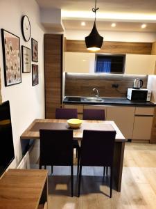 Kuchyň nebo kuchyňský kout v ubytování Milmari P87 Apartman