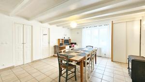 a dining room with a table and chairs at La Maison de la Venise Verte - 4 chambres, jardin in Le Mazeau