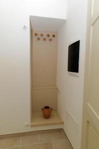 un pasillo con un jarrón sentado en un estante en La casetta di Iaia - Tricase, en Tricase