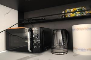 a kitchen with a microwave and a coffee maker at Casa Vacanze Villa Fiorenza in Santa Maria La Carità