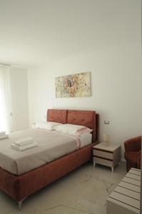 a bedroom with a bed and a painting on the wall at Casa Vacanze Villa Fiorenza in Santa Maria La Carità