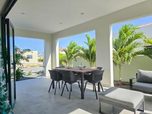 a dining room with a table and chairs at La Cesarina in Willemstad