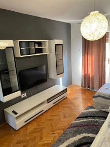 Televízia a/alebo spoločenská miestnosť v ubytovaní Giuseppe DESIGN - Apartment