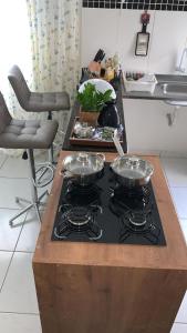 een keukenfornuis met twee pannen erop bij Desativado in Petrolina