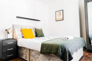 a bedroom with a bed with a yellow pillow at Purley 2 Bed Flat in Purley