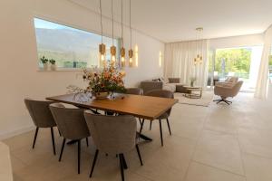 een eetkamer met een tafel en stoelen bij Villa Bellevue in Mostar