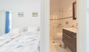 A bathroom at Agia Anna Living