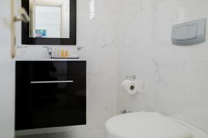 A bathroom at Agia Anna Living