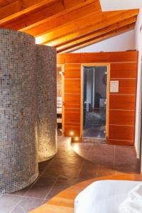 Pokój z ceglaną ścianą i drewnianymi sufitami w obiekcie B&B Podere Dell'Angelo w mieście Pasiano di Pordenone +23 zdjęcia