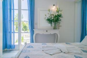 A bed or beds in a room at Agia Anna Living