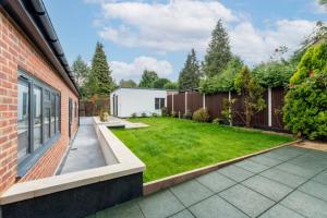 a backyard with a lawn and a house at Purley 2 Bed Flat in Purley