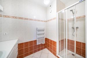 Koupelna v ubytování Jardin Florian, 8/10 rue Victor Cousin, Cannes + 11 fotografií