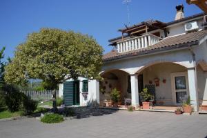 ein Haus mit einer grünen Tür und einem Baum in der Unterkunft Next Stop 28 in Tivoli