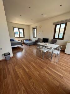 Posezení v ubytování Extremely comfy apt with spacious private terrace 10min walk to the beach & in Town
