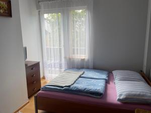 Szczawnica - Pokoje z widokiem na góry客房内的一张或多张床位