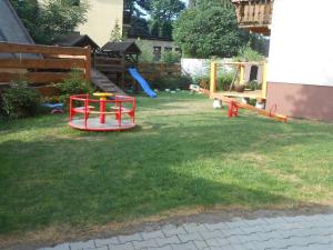 Otroško igrišče poleg nastanitve Magdalenka - pokoje w centrum