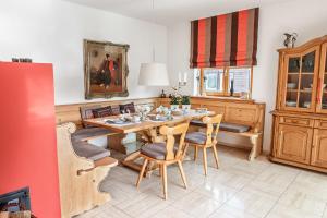 una sala da pranzo con tavolo e sedie in legno di The Alpine Apartment a Garmisch-Partenkirchen