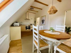 Dapur atau dapur kecil di Ferienwohnung Straußenblick Dachgeschoss - keine Monteure +12 gambar