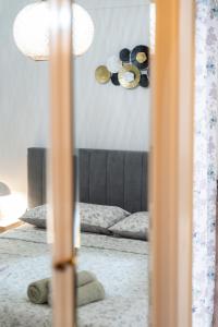 Ένα ή περισσότερα κρεβάτια σε δωμάτιο στο Ninas Central apartment