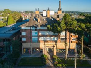 an overhead view of a building with a tree at Catedral de Pedra Plaza 2 dorm by Achei in Canela