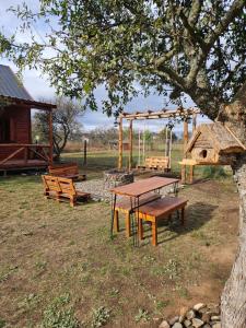 - un parc avec une table de pique-nique et une aire de jeux dans l'établissement Cabañas en Los Reartes Córdoba, à Villa General Belgrano