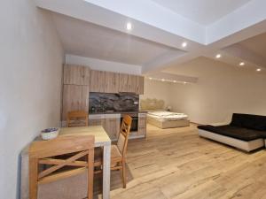 un soggiorno con un tavolo e un divano di Triple Serenity Suite a Stockerau
